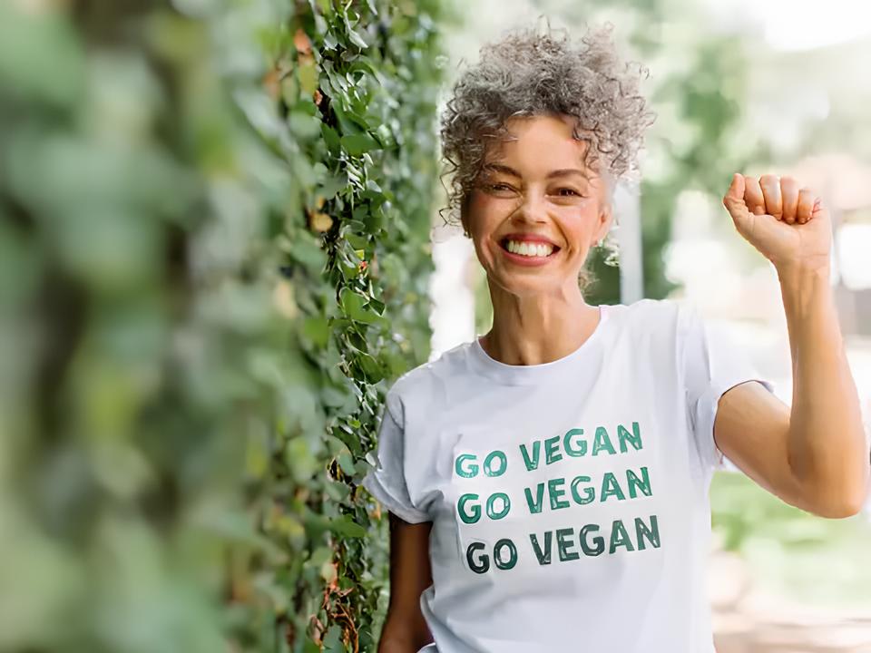Signora sorridente e con maglietta vegan