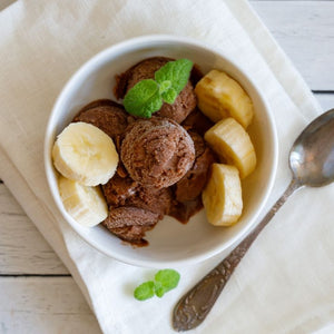 Gelato al cioccolato a base di datteri e banana