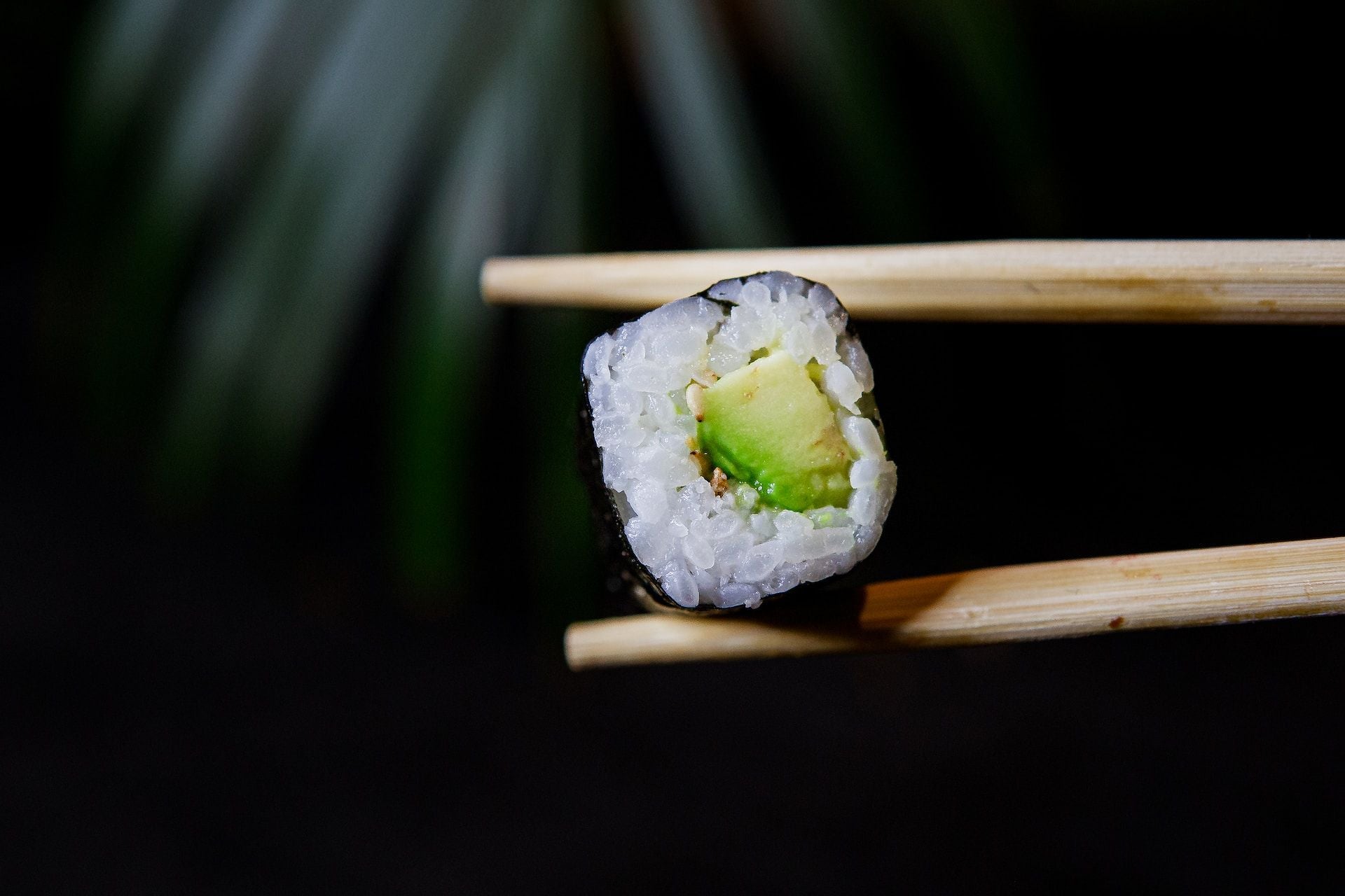 Sushi Vegano con Hummus di Peperoni e Avocado